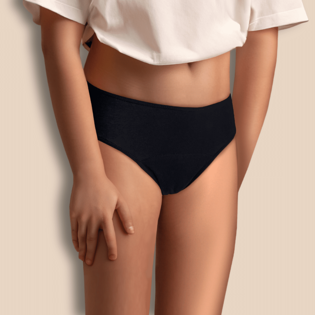 Mannequin portant une Culotte menstruelle classique Eva pour adolescente