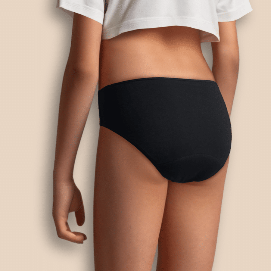 Mannequin enfant portant une culotte menstruelle classique Eva pour adolescente